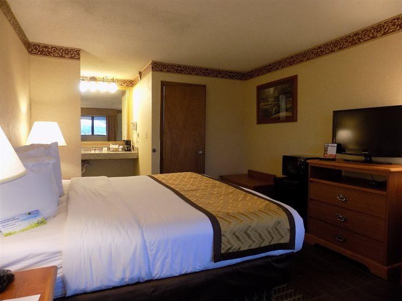 Days Inn & Suites By Wyndham Monroe Exteriör bild