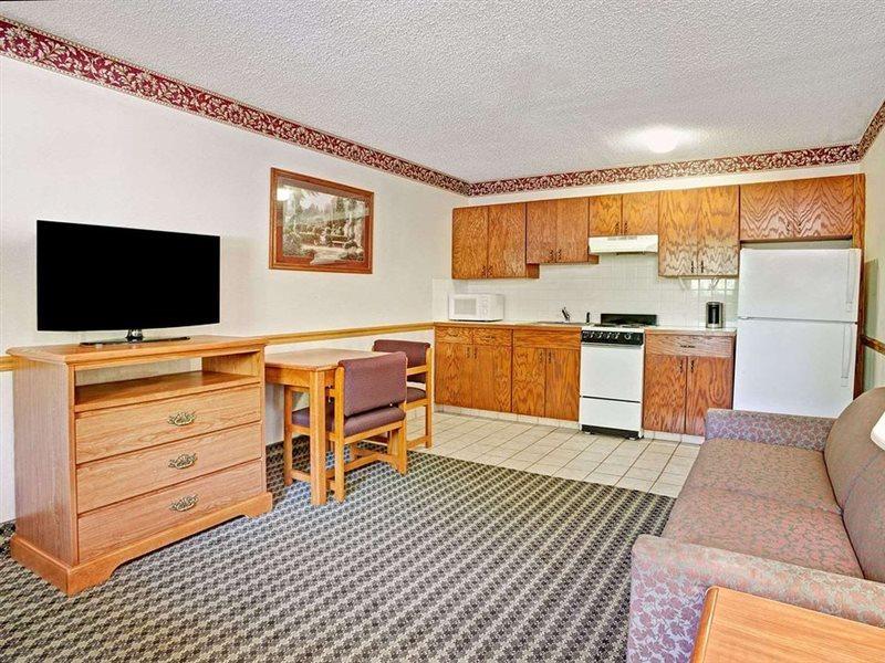 Days Inn & Suites By Wyndham Monroe Exteriör bild