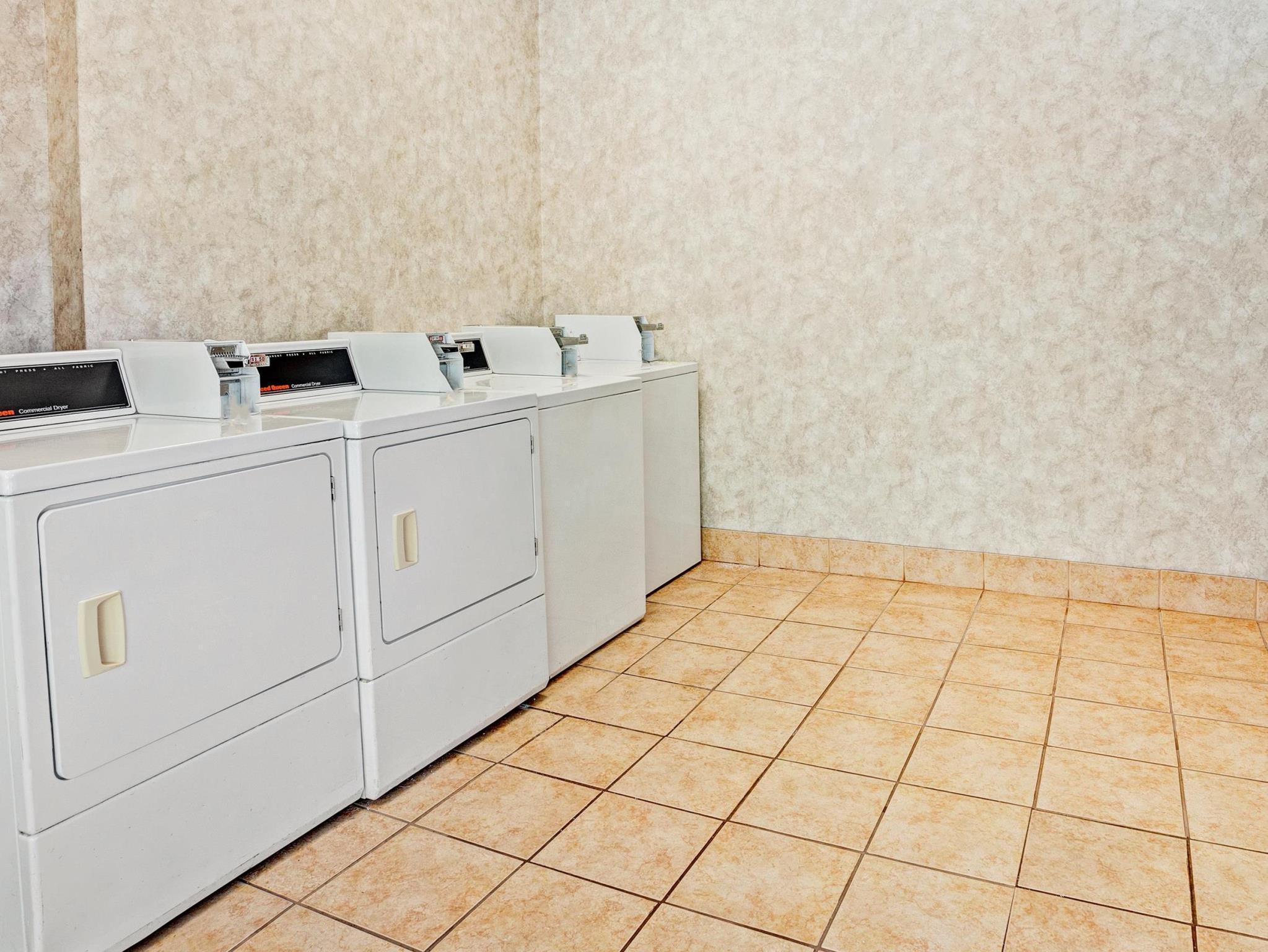 Days Inn & Suites By Wyndham Monroe Exteriör bild
