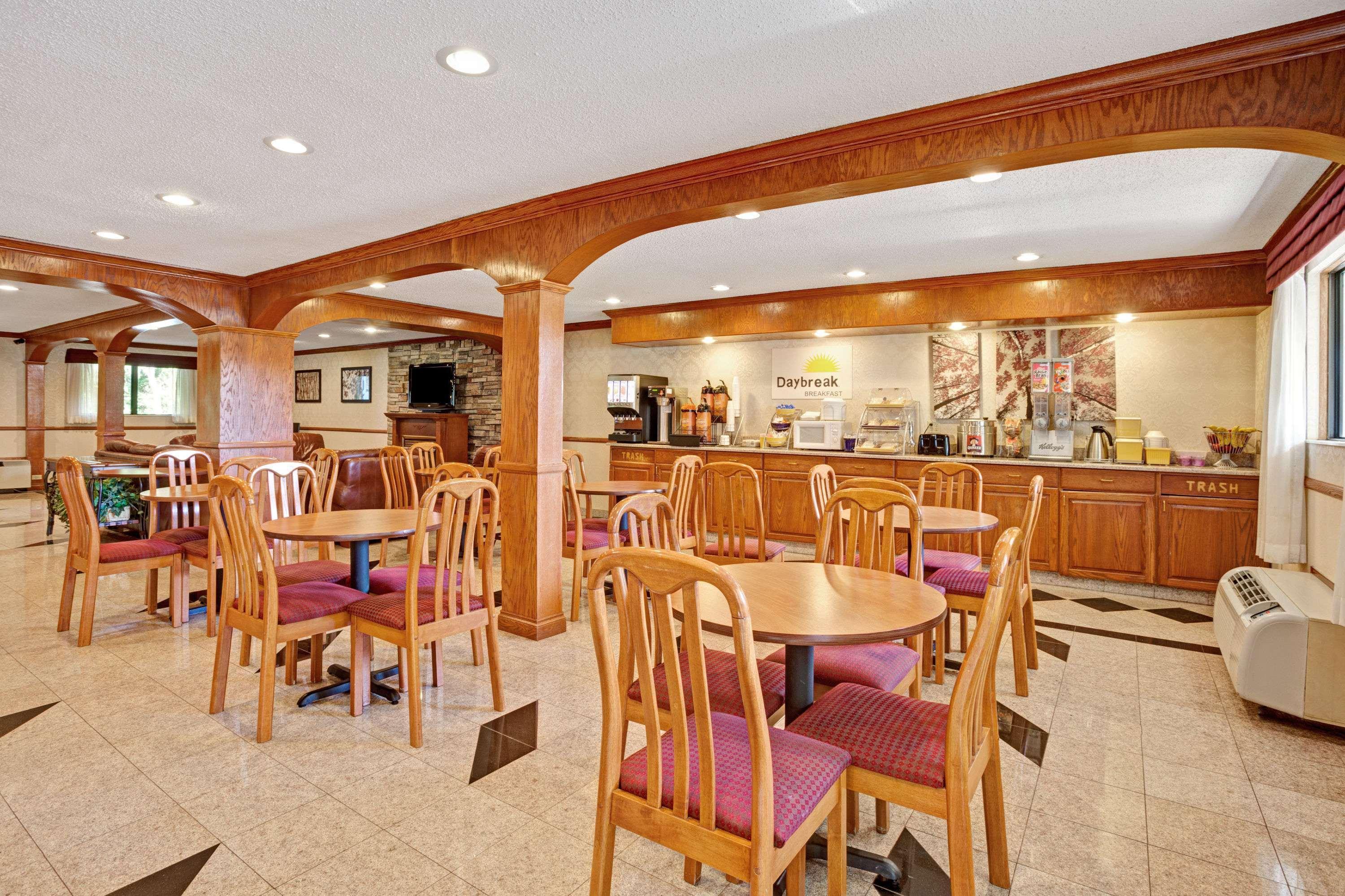 Days Inn & Suites By Wyndham Monroe Exteriör bild