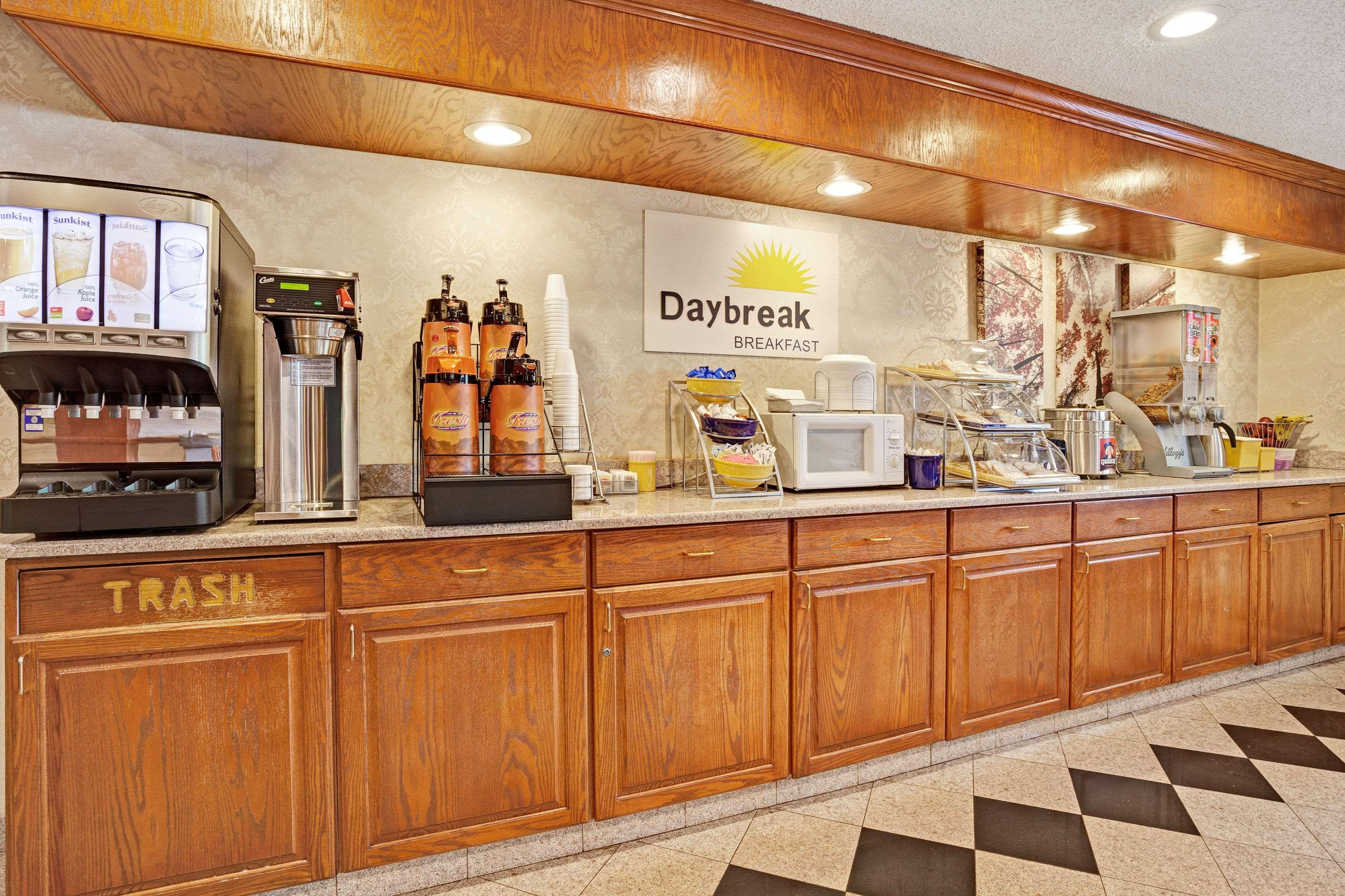 Days Inn & Suites By Wyndham Monroe Exteriör bild