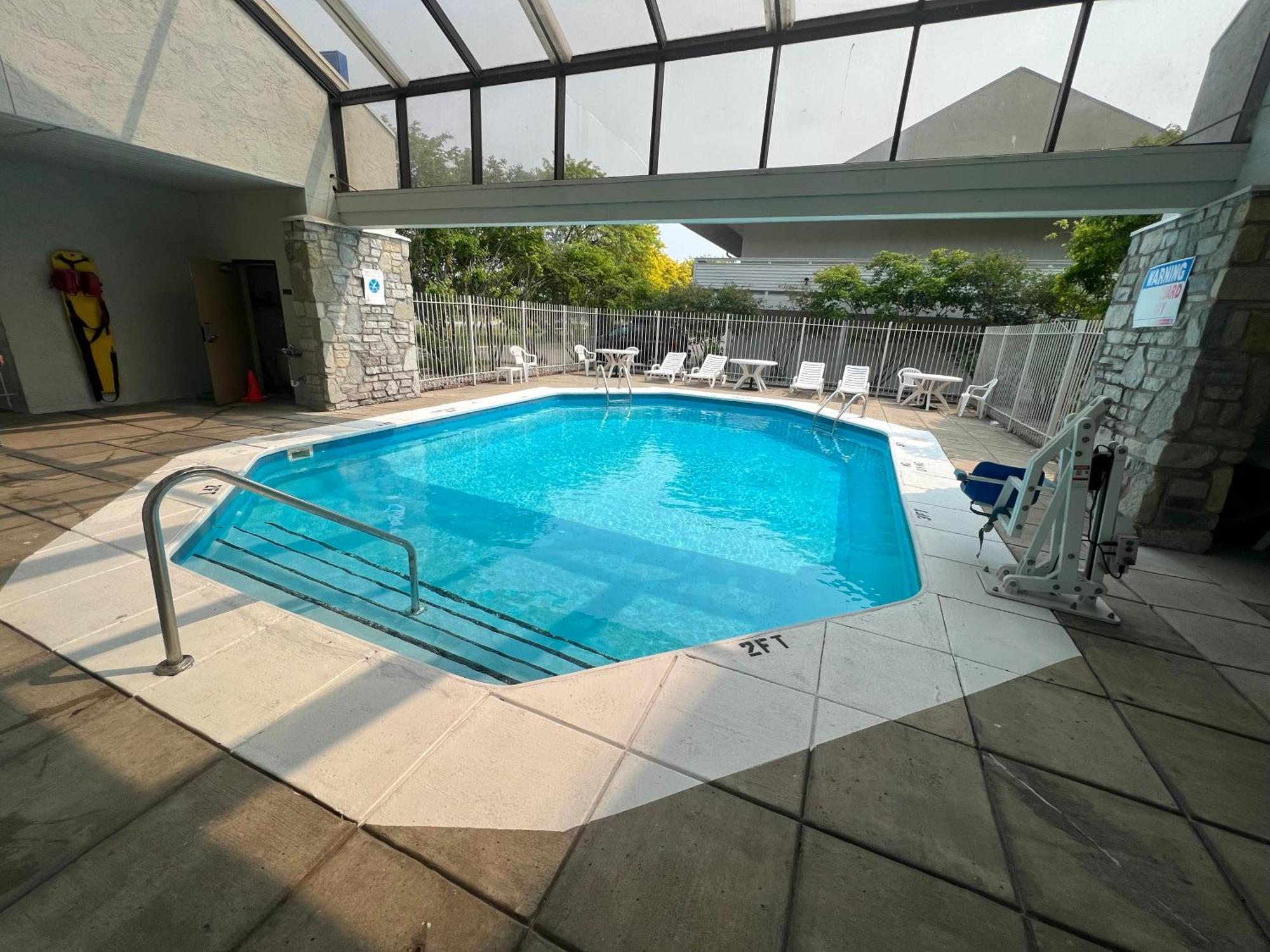 Days Inn & Suites By Wyndham Monroe Exteriör bild
