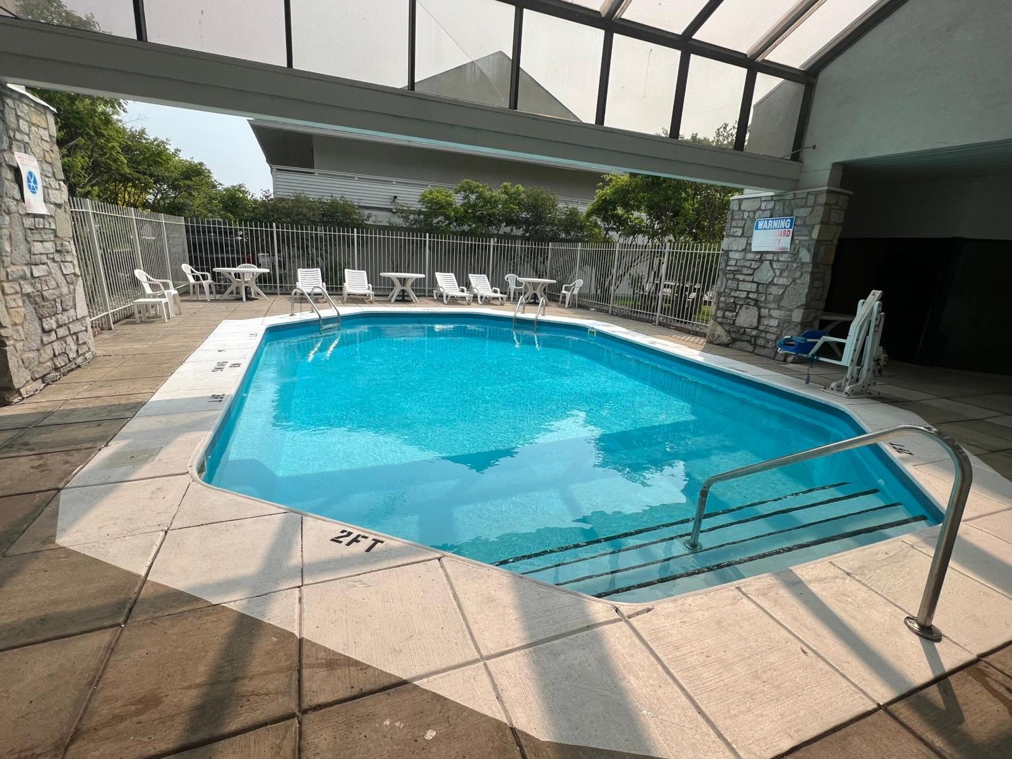 Days Inn & Suites By Wyndham Monroe Exteriör bild
