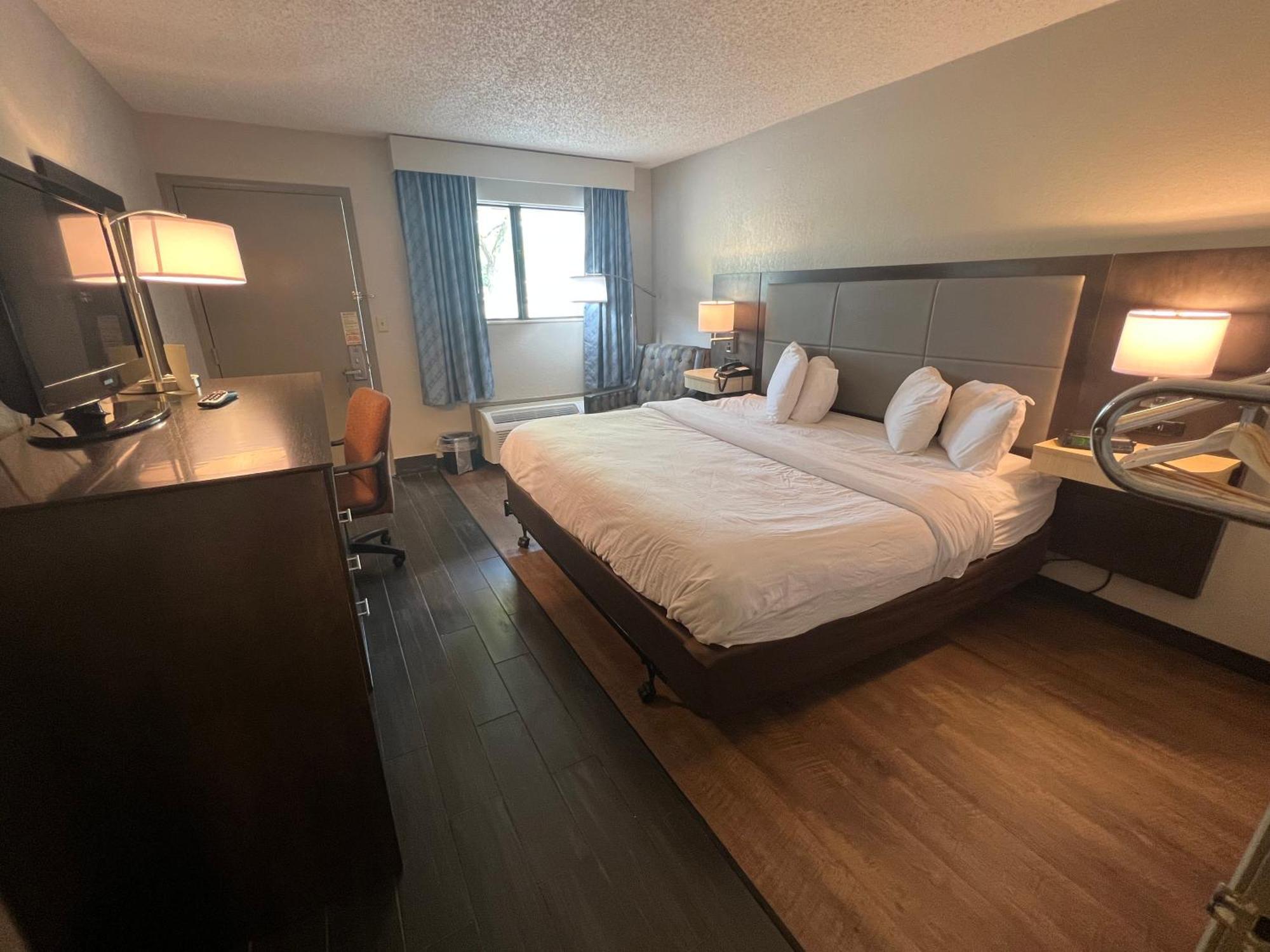 Days Inn & Suites By Wyndham Monroe Exteriör bild