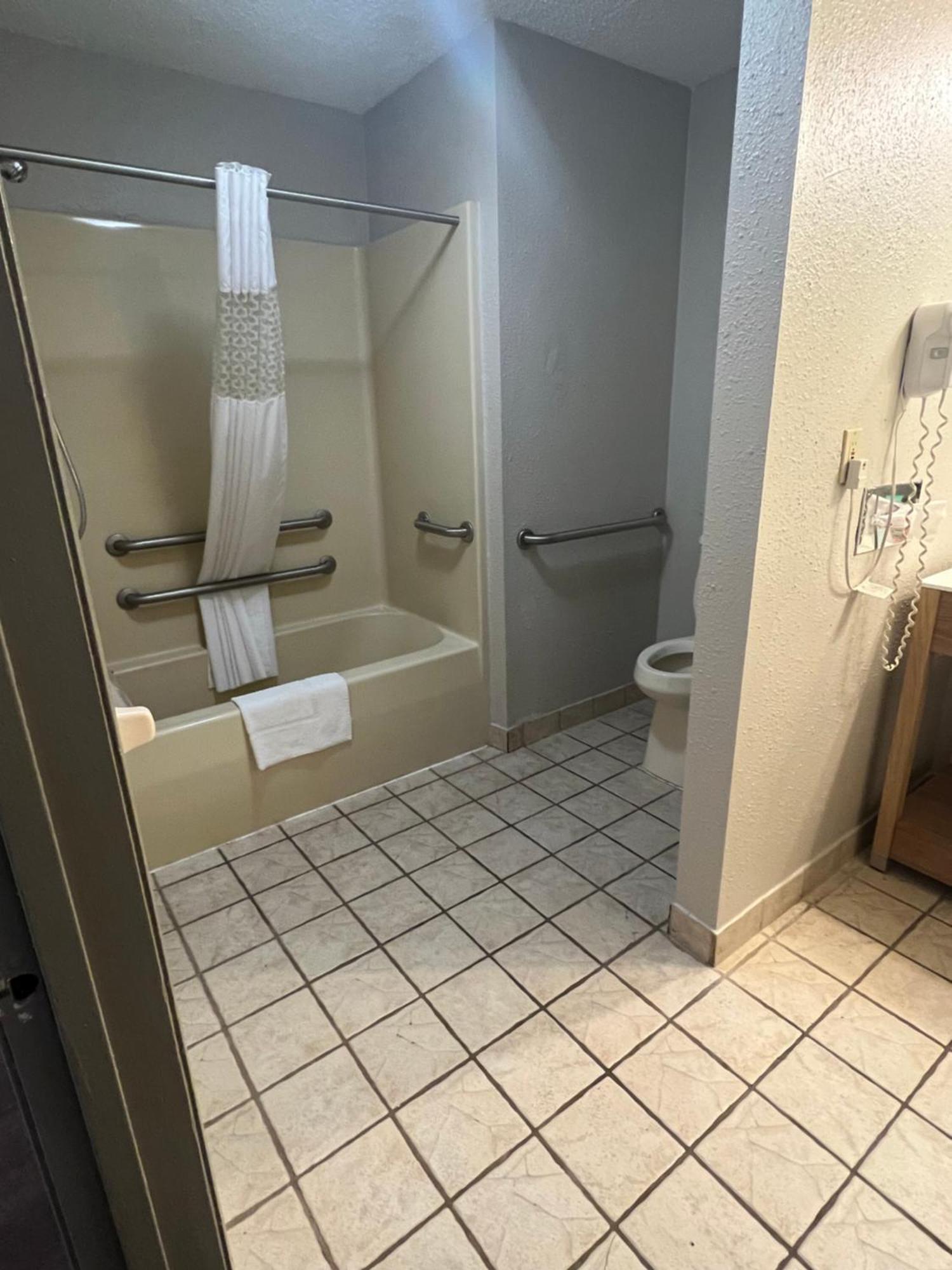 Days Inn & Suites By Wyndham Monroe Exteriör bild