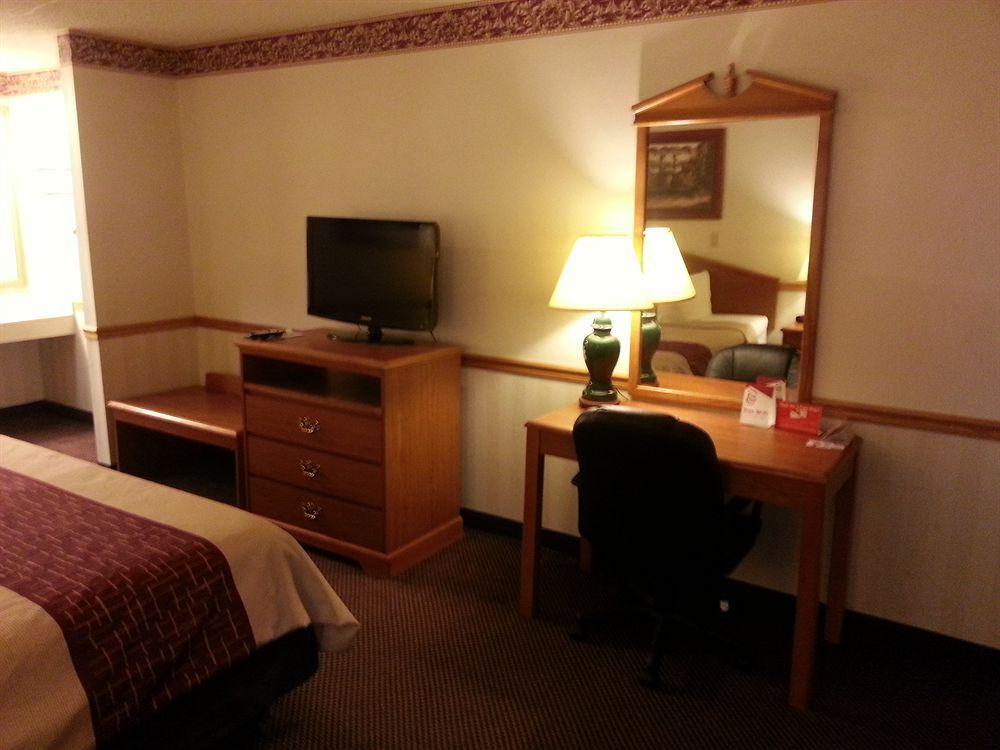 Days Inn & Suites By Wyndham Monroe Exteriör bild