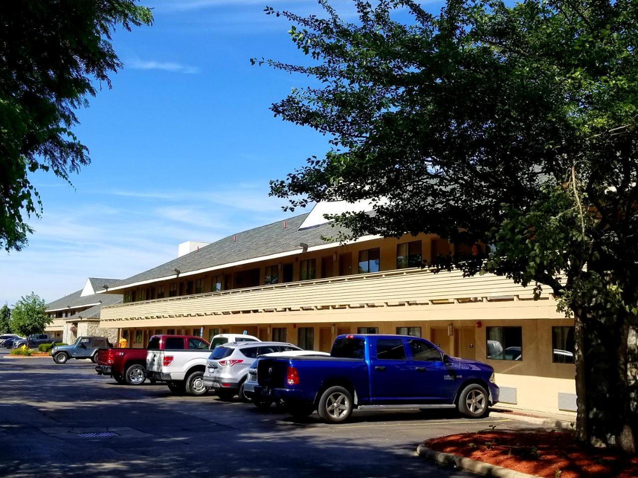 Days Inn & Suites By Wyndham Monroe Exteriör bild