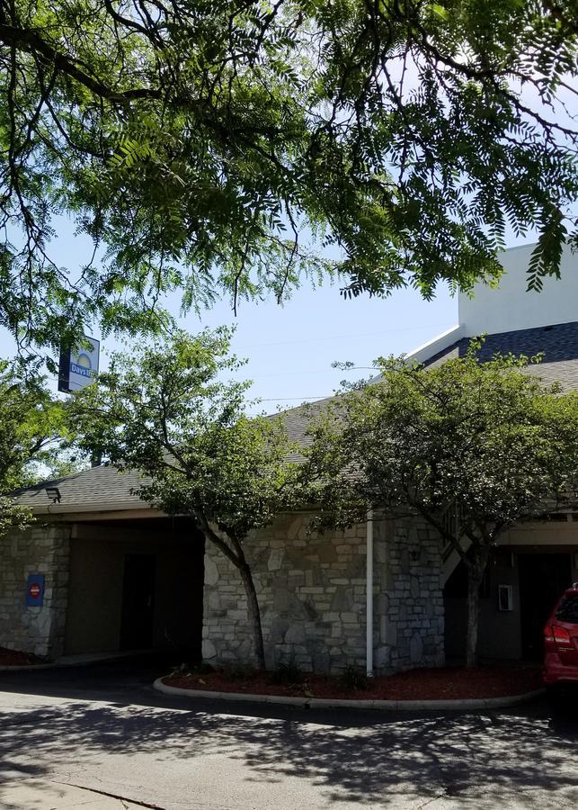 Days Inn & Suites By Wyndham Monroe Exteriör bild