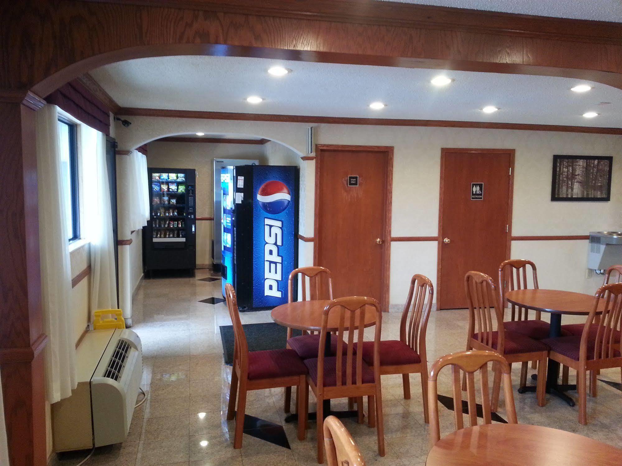 Days Inn & Suites By Wyndham Monroe Exteriör bild